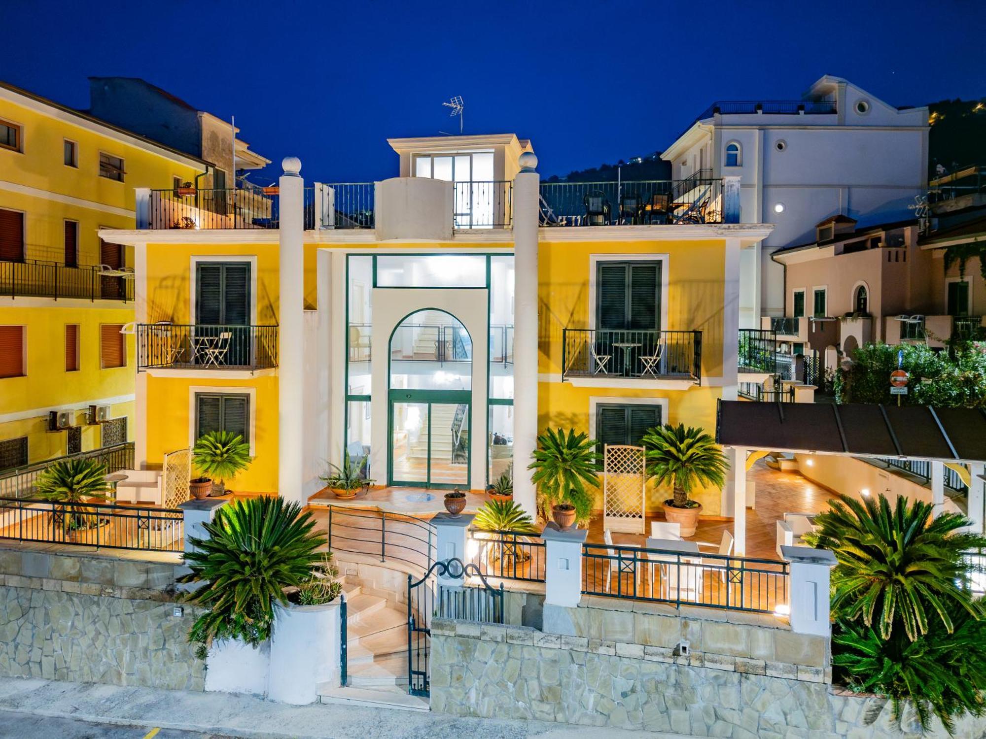 Hotel Villa Sirio サンタ・マリア・ディ・カステッラバーテ エクステリア 写真